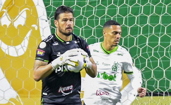 Cavichioli fez boas defesas, mas não conseguiu evitar a derrota do América para o Palmeiras