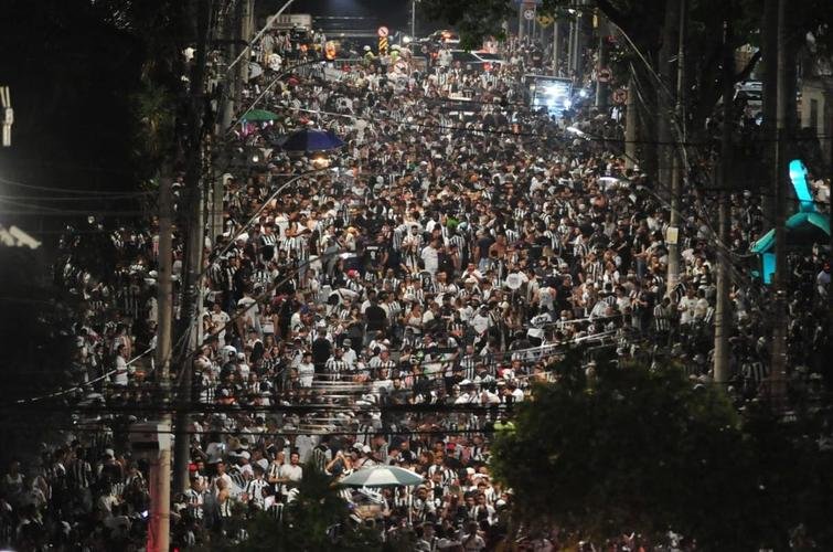 Atleticanos invadiram o Mineirão no jogo contra o Grêmio e bateram recorde de público no Brasileiro; veja fotos do entorno do estádio antes da partida