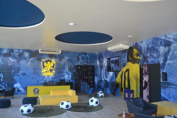 Entrada do Centro de Treinamento tem cerca viva e espelho d'gua