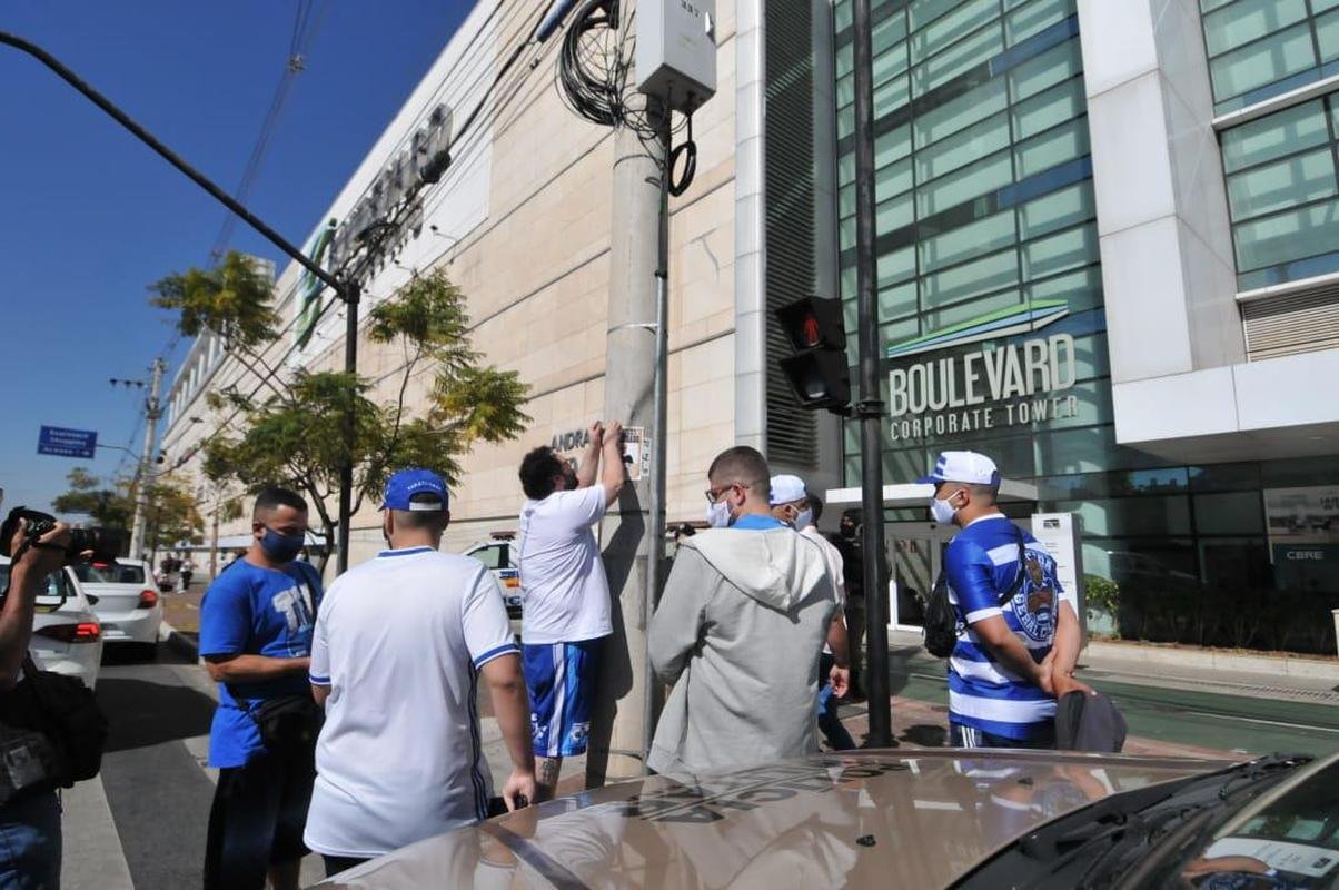 Manifestao de torcedores no Boulevard Corporate Tower, onde funciona a sede do Cruzeiro