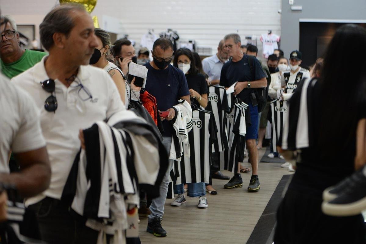 Primeiro dia de vendas da nova coleo Adidas, do Atltico, teve movimento intenso de torcedores na Loja do Galo do bairro de Lourdes, em Belo Horizonte