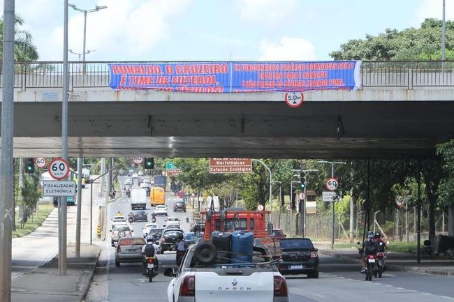 Faixas crticas  gesto de Ronaldo no Cruzeiro so estendidas em viaduto e passarela em dois pontos da avenida Antnio Carlos, em Belo Horizonte 