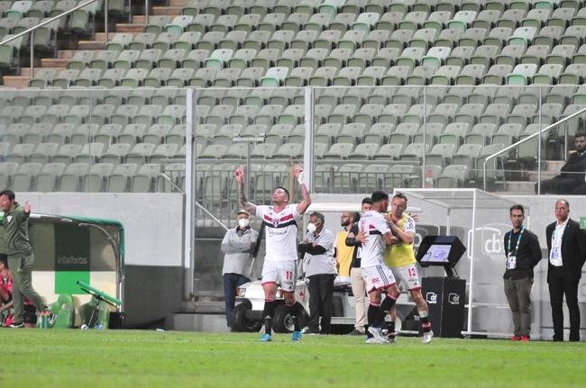 Fotos da partida entre Amrica e So Paulo, nesta quinta-feira (18), no Independncia, em Belo Horizonte, pelas quartas de final da Copa do Brasil.
