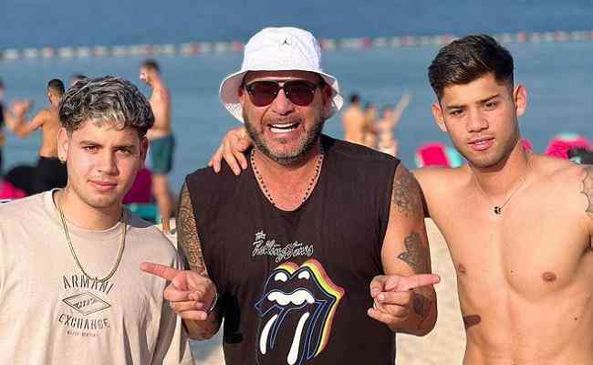 Ex-Atltico, Turco Mohamed foi a uma praia de Doha com os filhos