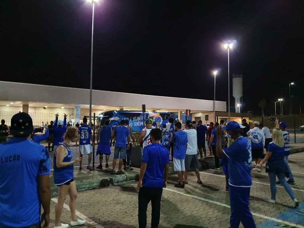 A delegao do Cruzeiro foi recebida com protestos na noite deste domingo, no aeroporto de Confins, na Regio Metropolitana de Belo Horizonte. Torcedores gritaram 'time sem vergonha' em razo de mais uma derrota na Srie B, para o CSA, por 3 a 1, nesse sbado, em Macei. A Raposa segue na parte de baixo da classificao, em 15 lugar, com apenas oito pontos.