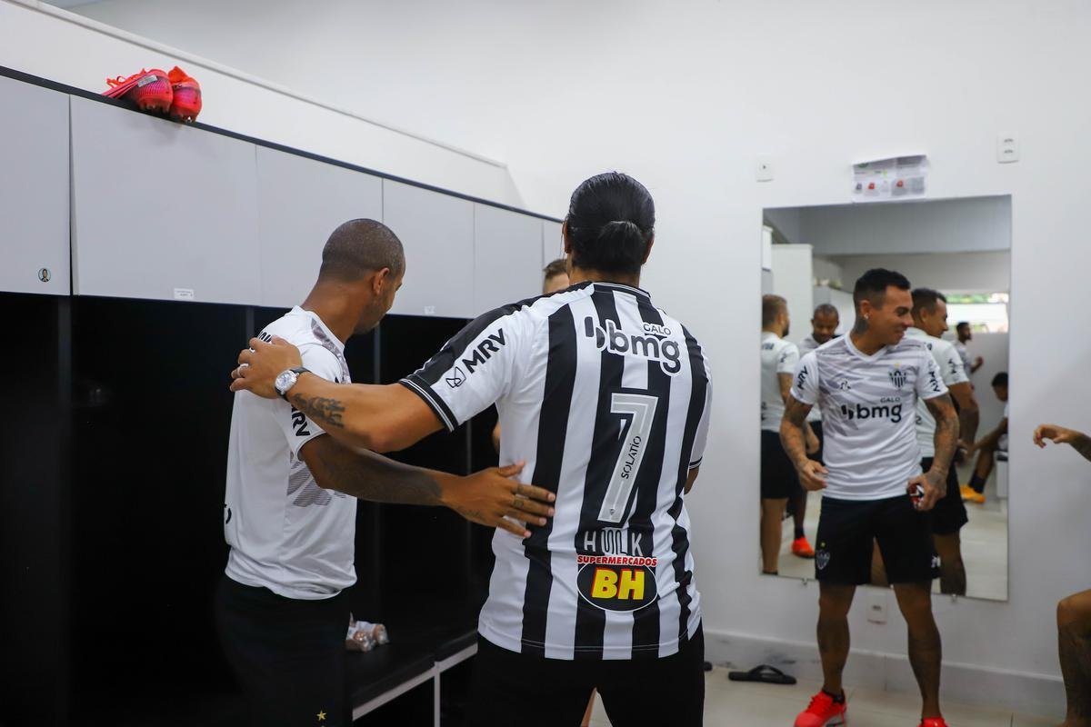 Hulk  apresentado como reforo do Atltico e conhece os companheiros na Cidade do Galo