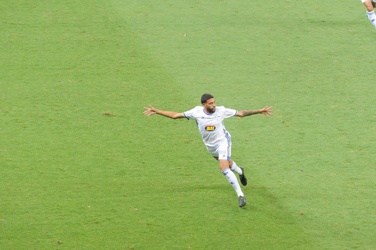 Filipe Machado comemora primeiro gol do Cruzeiro sobre a Ponte Preta, em cobrana de falta