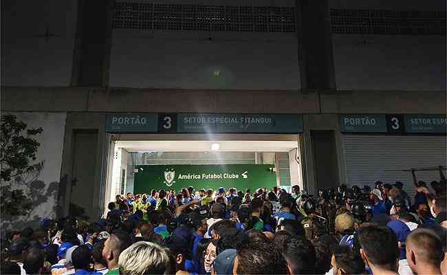 Torcedores do Cruzeiro enfrentaram grande fila para entrar no Independncia