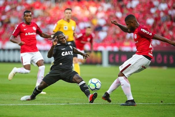 Galo derrotou Internacional no Beira-Rio com gols de Cazares e Terans; D'Alessandro descontou de pênalti
