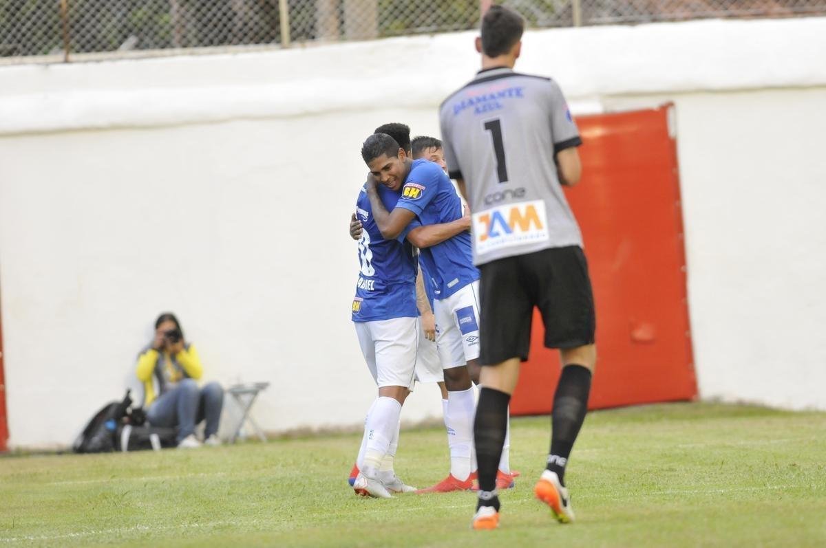 Fotos do duelo entre Villa Nova e Cruzeiro, neste domingo