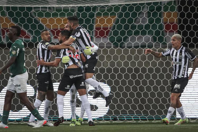 Everson defendeu pênalti do Palmeiras cobrado por Patrick de Paula