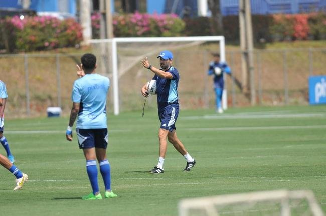 Dia movimentado na Toca: coletiva de Pezzolano, retorno da imprensa ao CT e treino em campo
