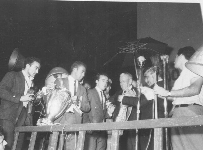 Em 7 de dezembro de 1966, o Cruzeiro conquistou a Ta�a Brasil, seu primeiro t�tulo brasileiro, ao derrotar o Santos de Pel� por 3 a 2, no Pacaembu, em S�o Paulo. Na chegada a Belo Horizonte, os jogadores foram recebidos com muita festa no Aeroporto da Pampulha. Houve desfile em carro aberto e uma homenagem na sede do Governo de Minas.