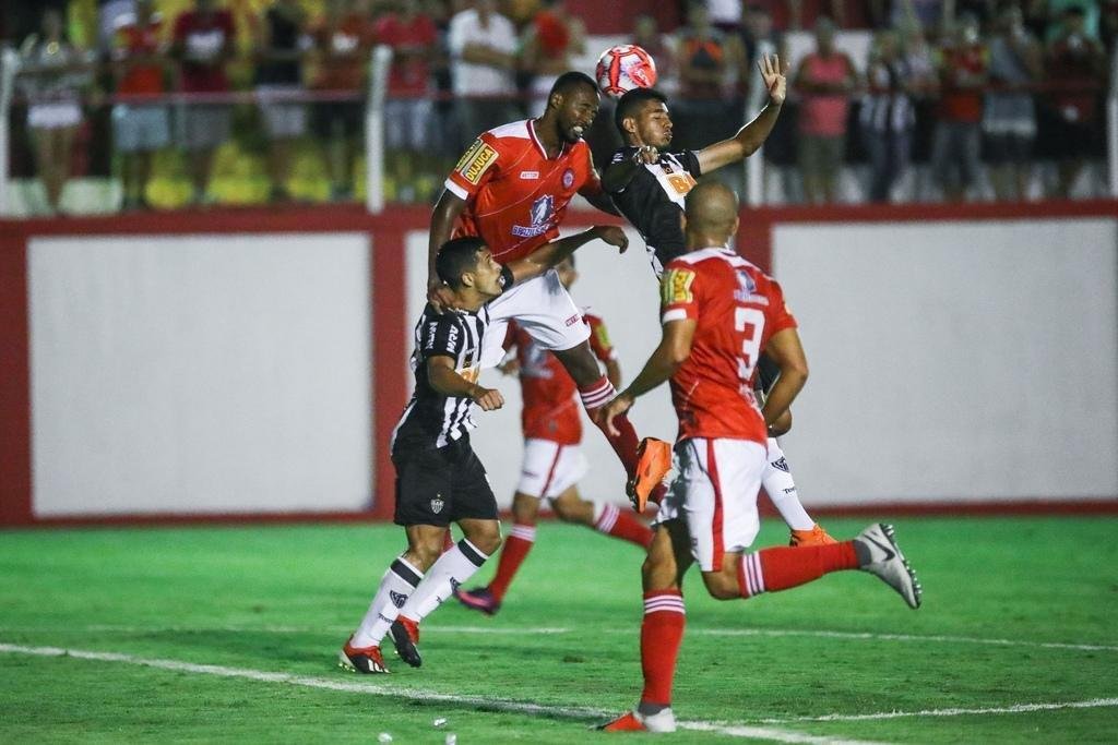 Veja imagens do jogo entre Tombense e Atltico