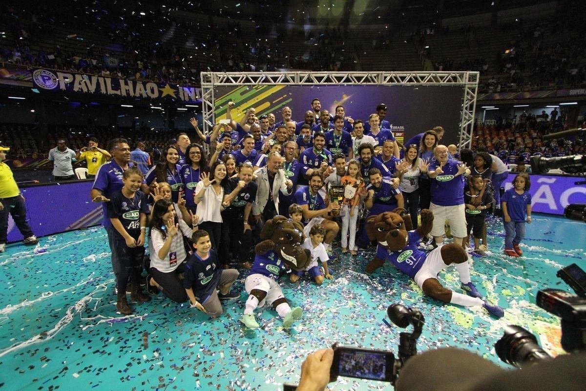 Depois da vitria sobre o Sesi, jogadores do Cruzeiro fizeram grande festa no Mineirinho, em BH