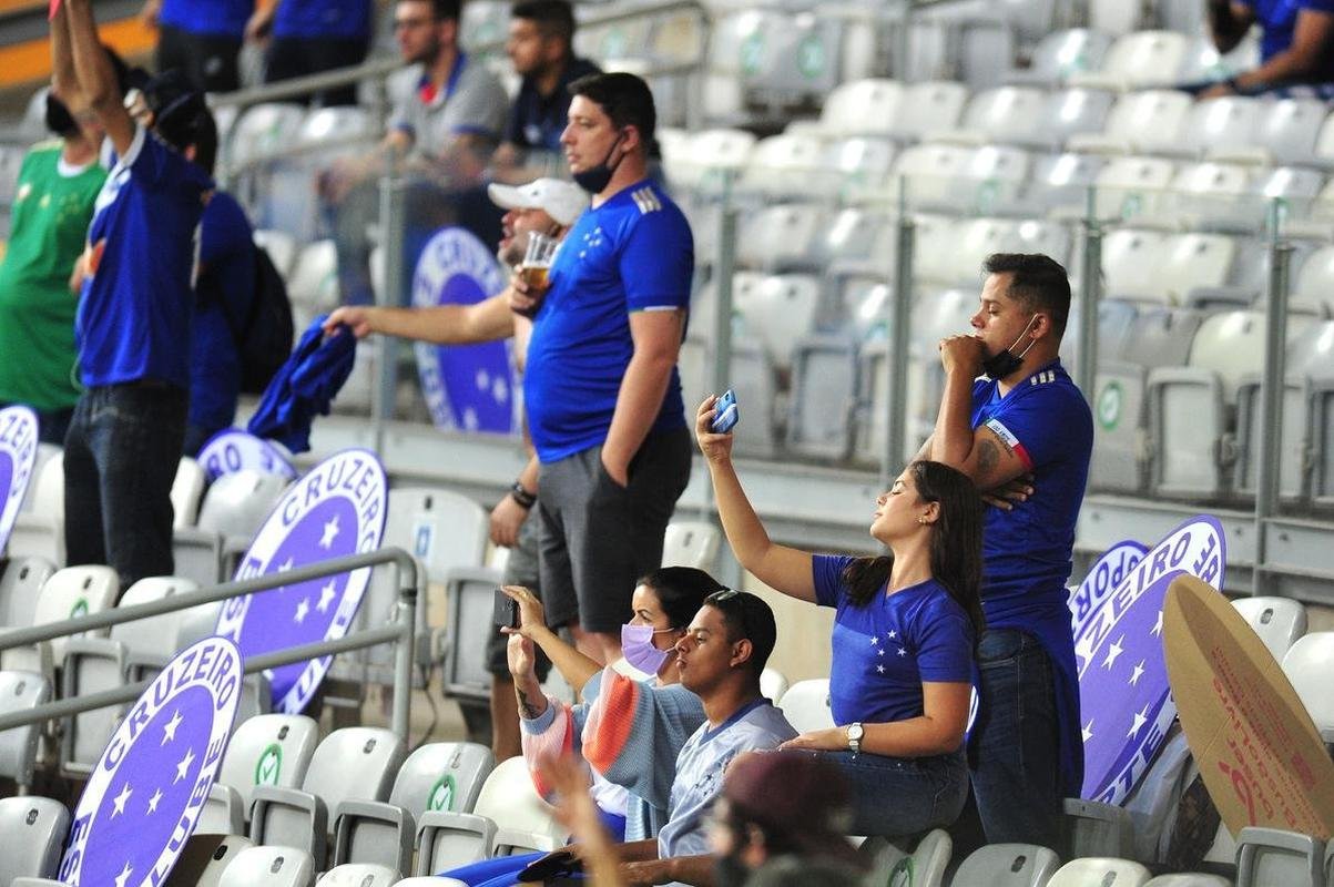 Na volta ao Mineiro, torcida fez festa com a vitria do Cruzeiro por 1 a 0 sobre o Confiana. No fim da partida, jogadores agradeceram o apoio dos cruzeirenses.