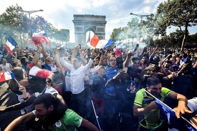Torcedores franceses tomaram principais pontos tur�sticos e avenidas de Paris para celebrar o bi mundial