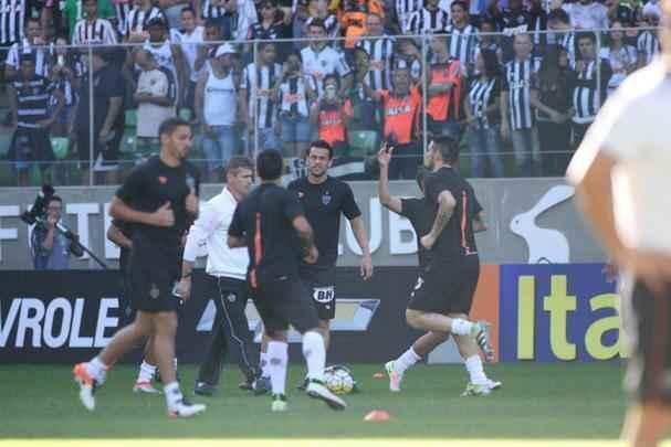 Atacante Fred durante o aquecimento para o clssico contra o Cruzeiro, no Independncia