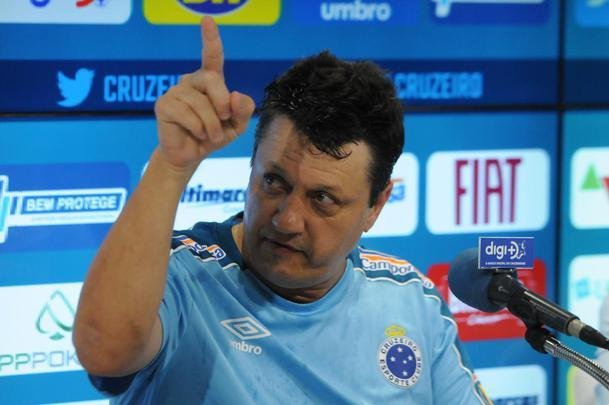 Fotos da apresentao de Adilson Batista como novo tcnico do Cruzeiro. Tcnico teve reunio com jogadores na Toca da Raposa II, falou com a imprensa e depois comandou seu primeiro treino