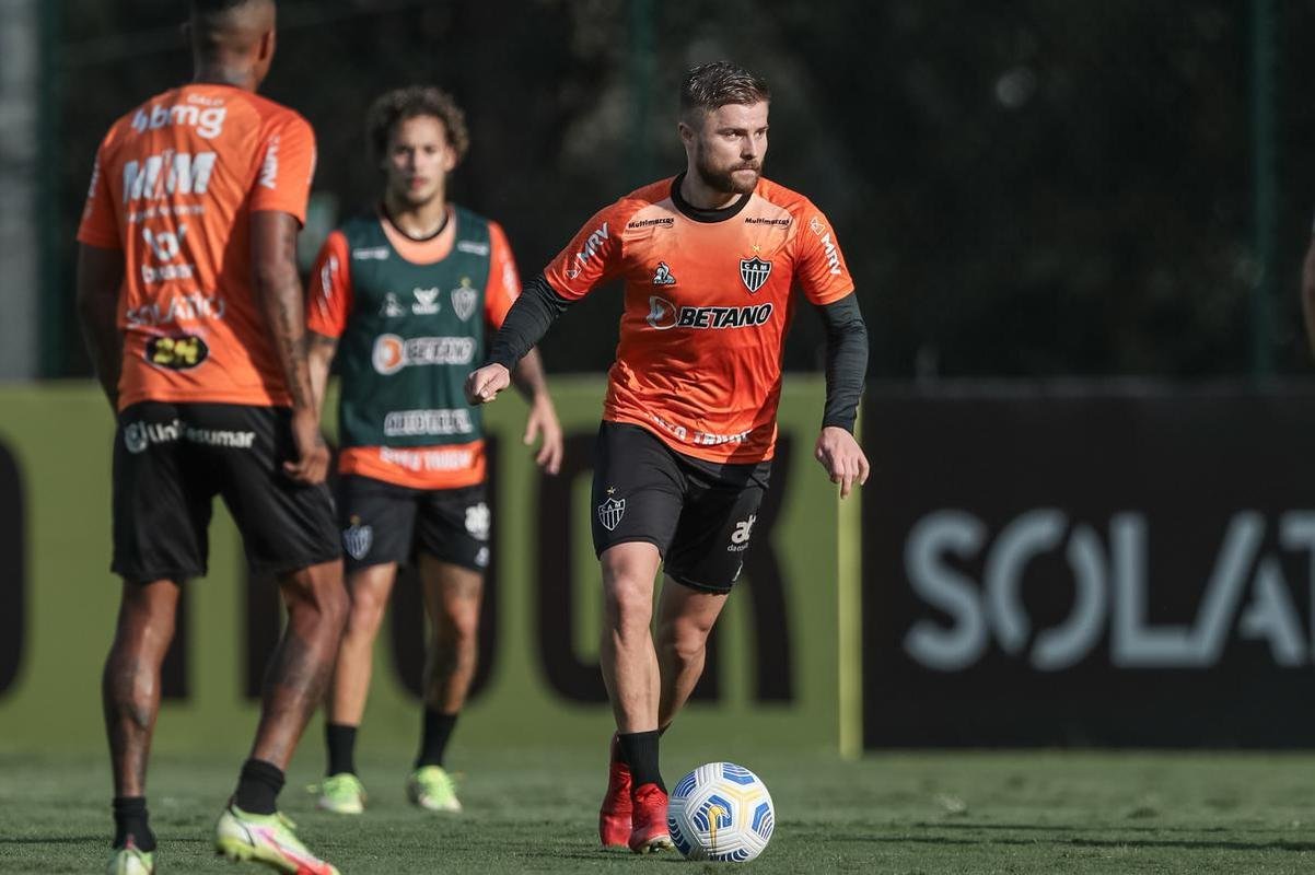 Com Guilherme Arana de volta, Cuca comanda atividade na Cidade do Galo