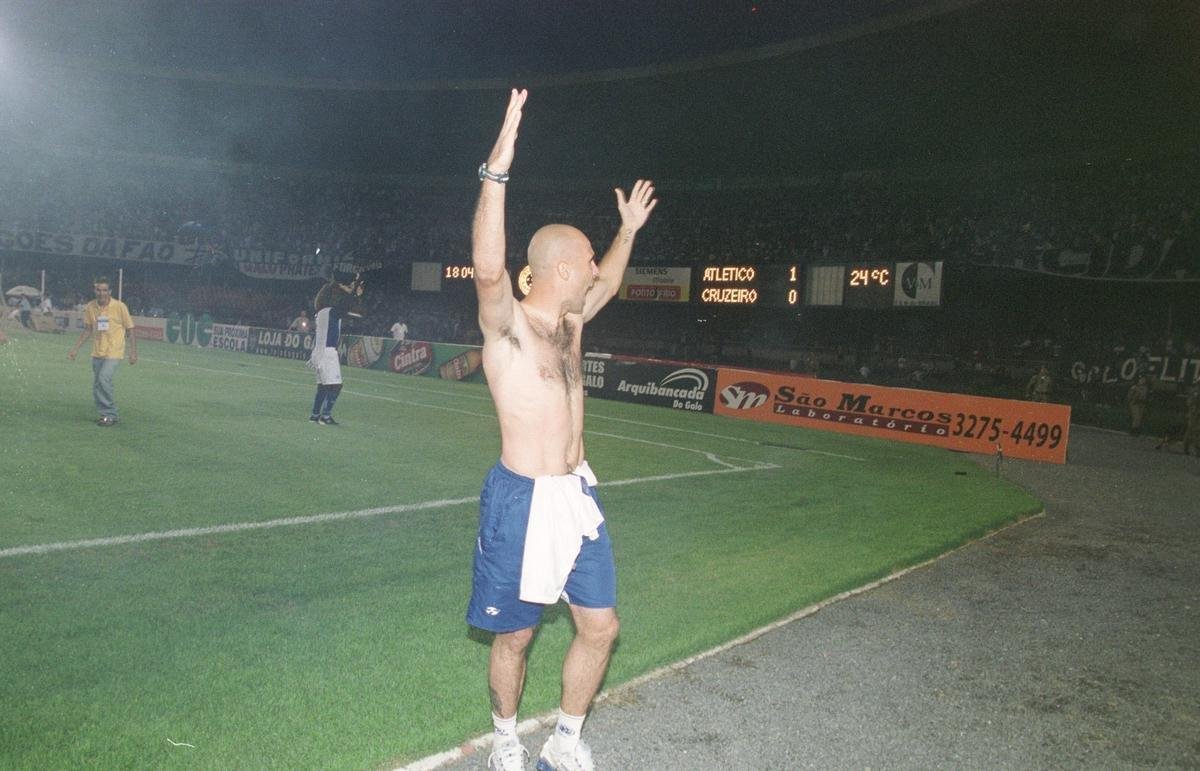 Briga entre Cris, do Cruzeiro, e goleiro Eduardo, do Atltico, no clssico de 2004. Dias depois, atletas fizeram as pazes em audincia no Juizado Especial Criminal, no Forum Lafayette