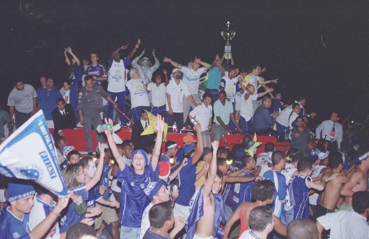 Em 30 de novembro de 2003, o Cruzeiro venceu o Paysandu por 2 a 1, no Mineiro, e confirmou o bicampeonato brasileiro. Logo depois da partida, jogadores, comisso tcnica e diretoria desfilaram em carro aberto pelas ruas de Belo Horizonte e levaram milhares de torcedores ao delrio.