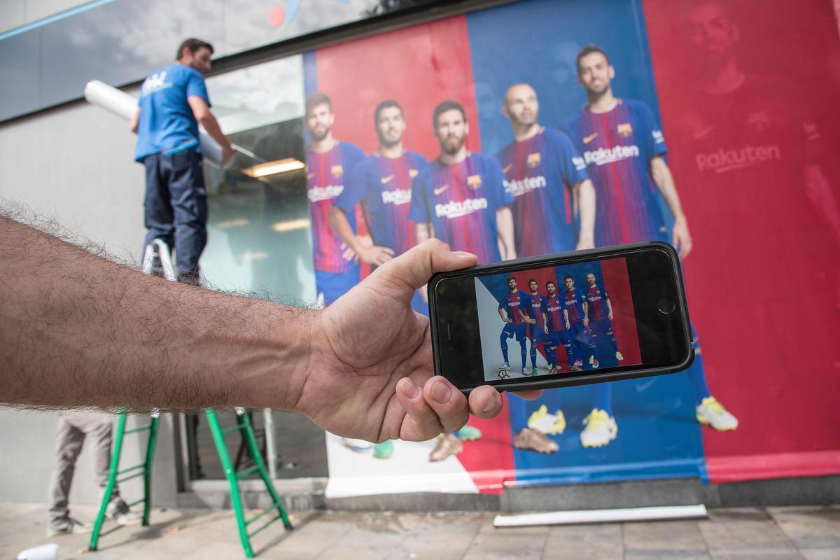 Nesta quarta-feira, dia em que Neymar informou o Barcelona do desejo de se transferir para o PSG da Frana, clube j comeou a retirar do Estdio Camp Nou imagens e cartazes com a presena do atacante brasileiro.