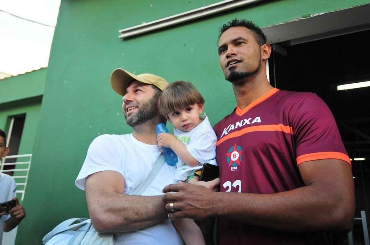 Torcedores do Boa Esporte foram na tarde desta tera-feira ao Estdio Municipal Rubro Negro para tirar selfies com o goleiro Bruno. Jogador realizou teste fsicos no local