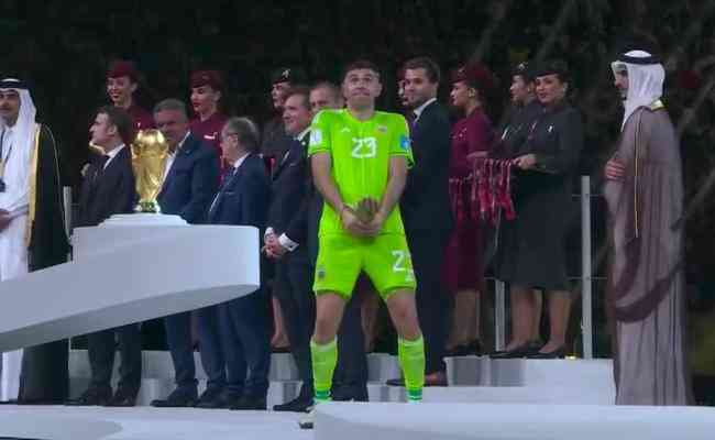 El arquero de Argentina hace un gesto obsceno tras ganar el Guante de Oro en la Copa del Mundo