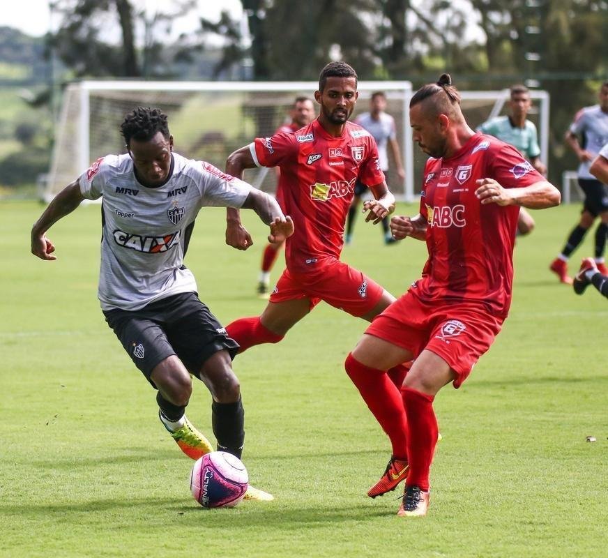 Imagens do jogo-treino do Atltico com o Guarani de Divinpolis