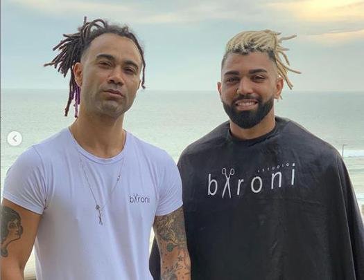 Gabigol mudou visual após as conquistas da Copa Libertadores e do Brasileiro. Atacante do Flamengo colocou dreads loiros. Novo look foi assinado pelo hairstylist Marcos Barone, de São Paulo
