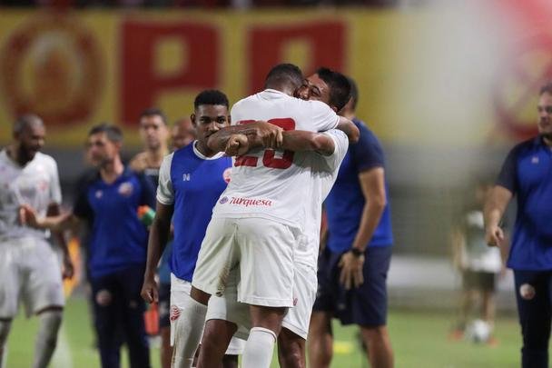 Luanderson abriu o placar pala o Náutico ainda no primeiro tempo do jogo, no Rei Pelé. O CRB virou, fez 2 a 1, mas o Náutico buscou o resultado com gols de Jorge Henrique e Jean Carlos, que marcou o terceiro de falta já nos acréscimos.