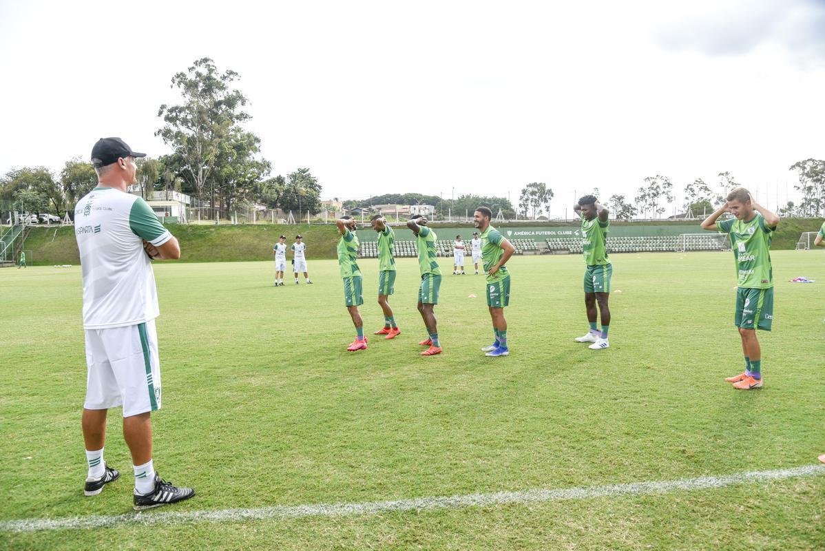Lisca foi apresentado, conversou com jogadores e assistiu ao treino do América