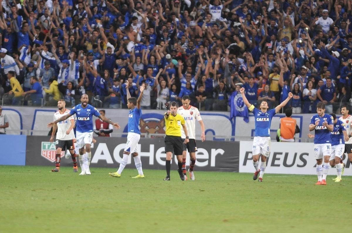 Aliviados com a classificao, jogadores do Cruzeiro fizeram festa com a torcida, no Mineiro