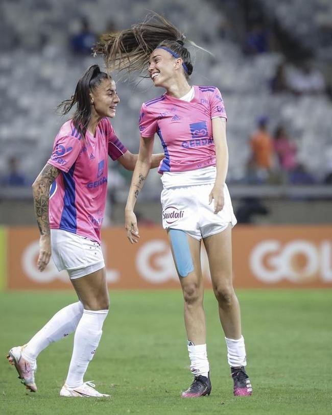 Em preliminar de Cruzeiro x Ituano pela Srie B, o time feminino da Raposa, conhecido como Cabulosas, goleou o Araguari por 8 a 0 pela terceira rodada do Campeonato Mineiro Feminino. Equipe cruzeirense estreou o uniforme rosa, confeccionado pela Adidas em homenagem  campanha Outubro Rosa, de conscientizao contra o cncer de mama