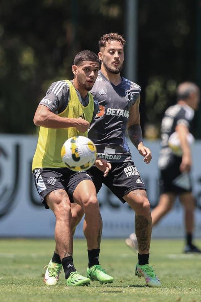 Fotos do treino do Atltico nesta quarta-feira (12/10), na Cidade do Galo. Em recuperao de um incmodo na panturrilha esquerda, Hulk fez funcional no campo e ainda  dvida para o confronto contra o Flamengo, no sbado, s 20h30, no Maracan, pelo Brasileiro