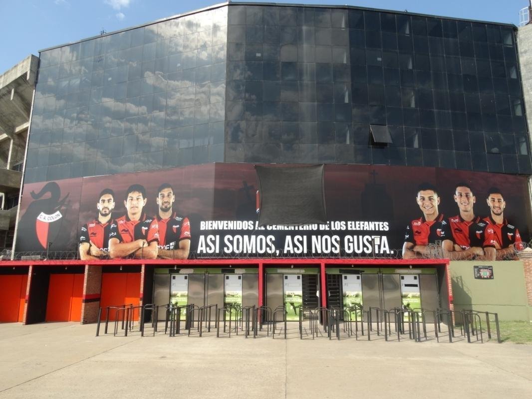 Construdo em 1946, o Cemitrio de Elefantes foi onde o Coln venceu o Santos de Pel, a Seleo Argentina, o Pearol, ento campeo mundial, e os poderosos River Plate e Boca Juniors