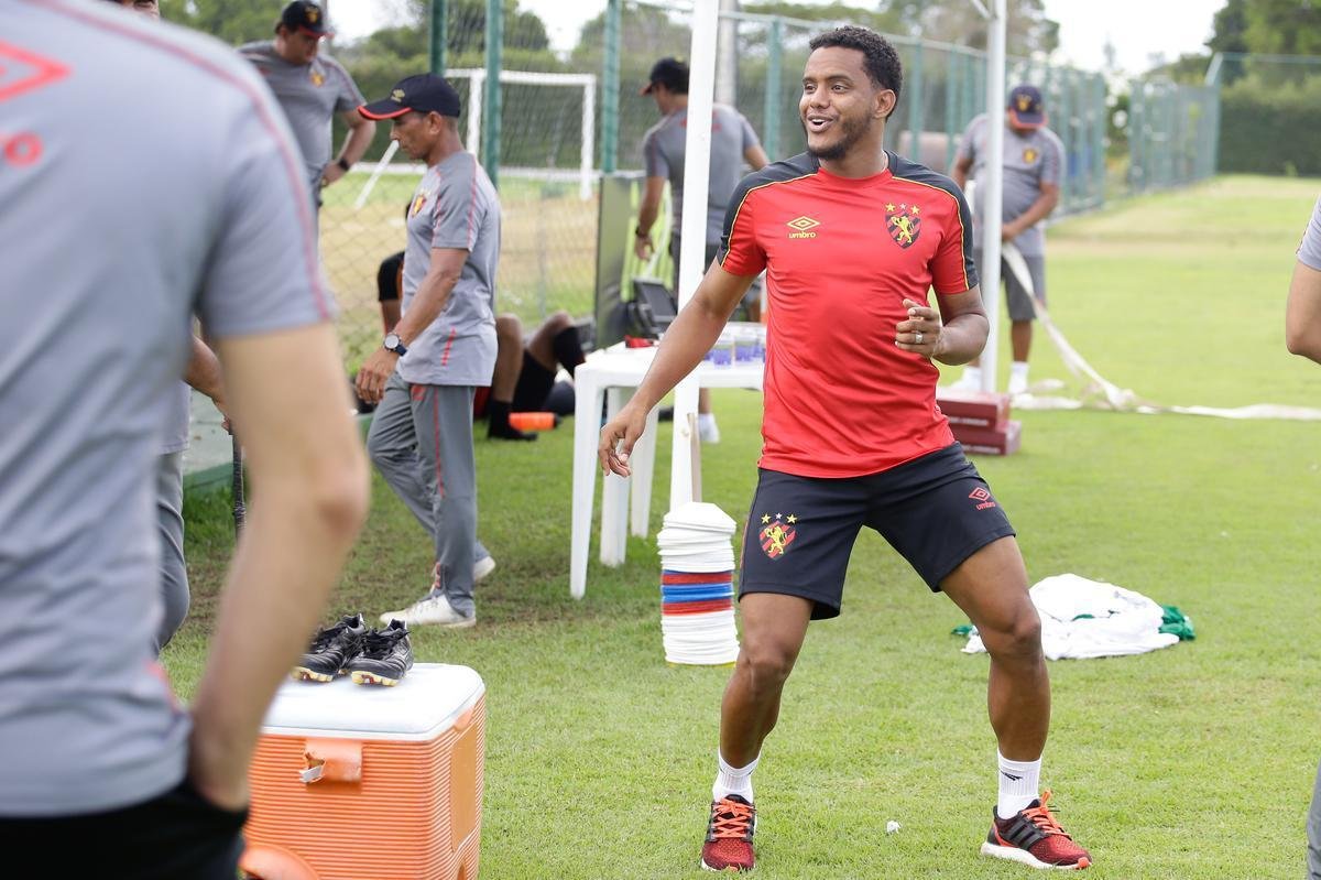 Rithely teve uma manhã agitada no CT do Sport. Ainda sem treinar, o jogador esteve nas instalações do clube para realizar exames fisiológicos junto ao preparador do clube, Inaldo Freire. Depois, apareceu no campo para cumprimentar os companheiros e assistir a movimentação comandada pelo técnico Guto Ferreira. Por fim, concedeu entrevista coletiva, onde abordou o retorno ao clube - confira na íntegra acessando o nosso site