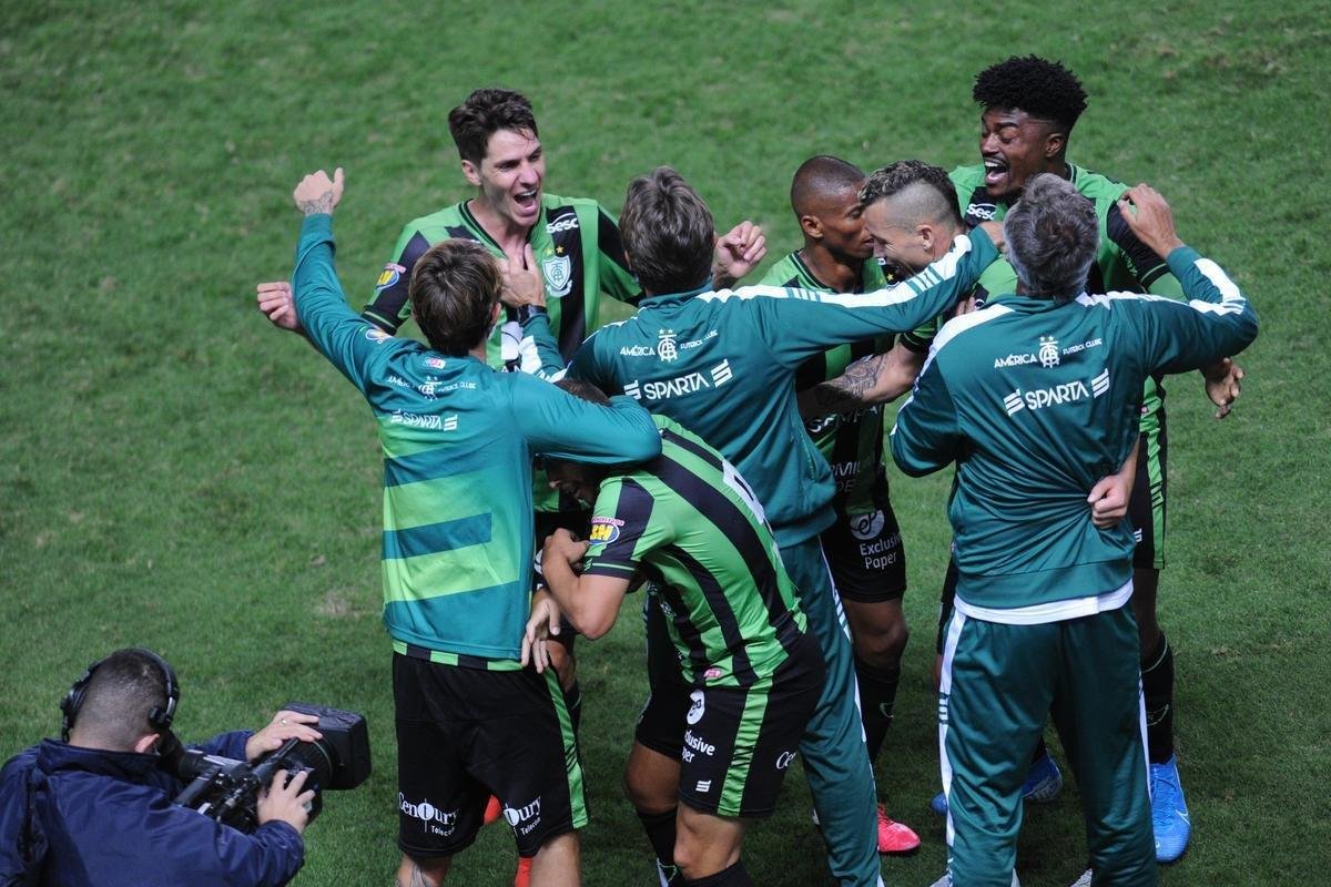 Fotos do duelo entre Amrica e Ferroviria, no Independncia, em BH, pela terceira fase da Copa do Brasil