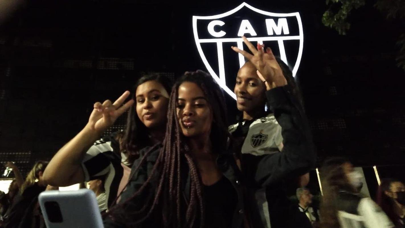 Festa da torcida do Atltico pela conquista do tricampeonato mineiro. Torcedores foram  sede do clube, em Lourdes, na regio Centro-Sul de BH, para celebrar a vitria sobre o Cruzeiro na final nica