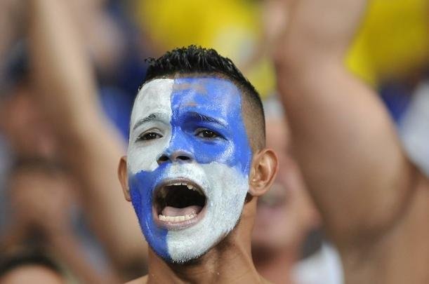Torcida cruzeirense compareceu em bom nmero e empurrou time para vitria diante da La U