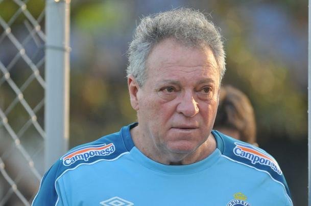 Fotos do primeiro treino de Abel Braga na Toca da Raposa II. Tcnico foi apresentado pelo Cruzeiro neste sbado e dirigir a equipe na segunda, s 20h, diante do Gois, no Serra Dourada, pela 22 rodada do Campeonato Brasileiro