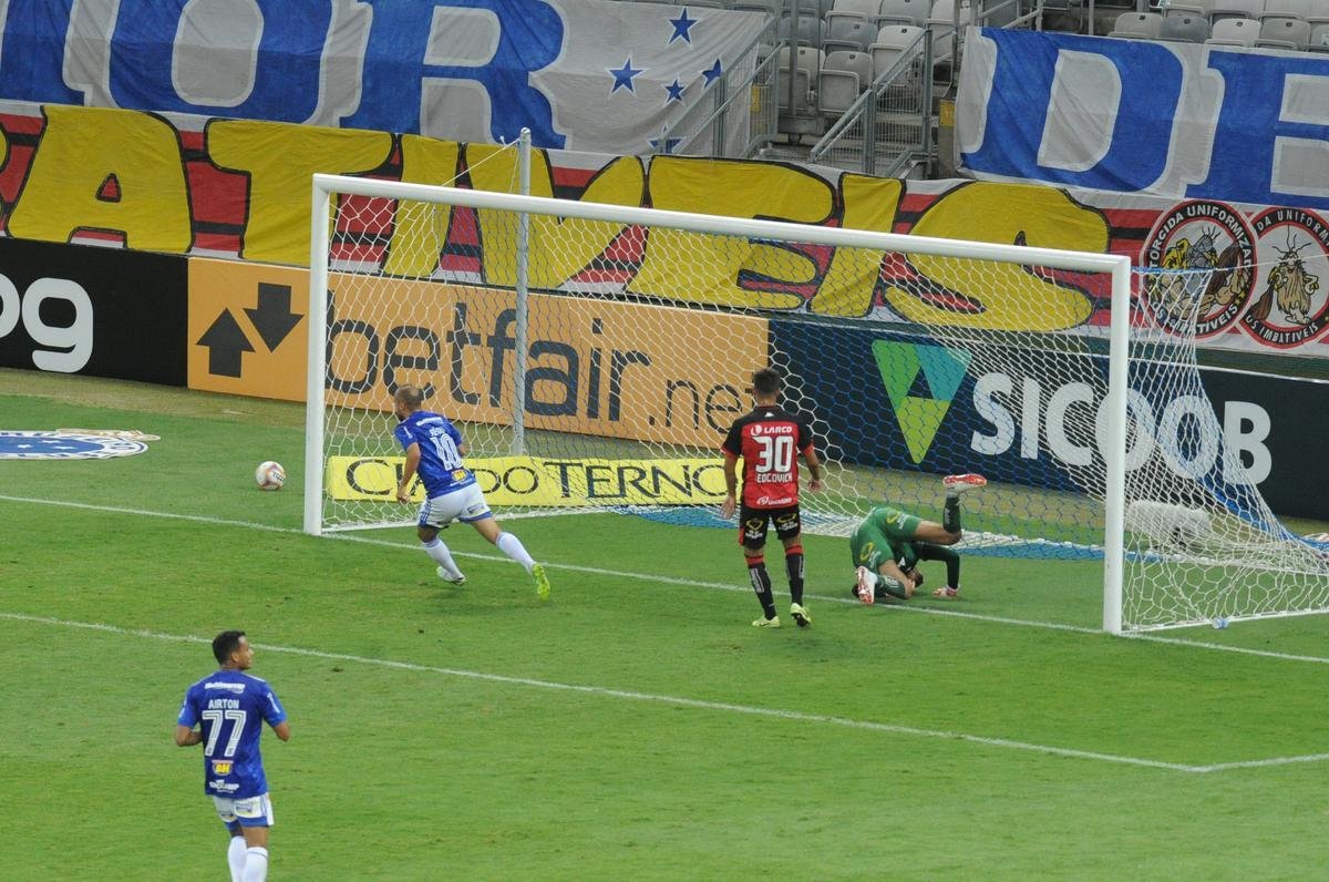 Rgis fez o gol da vitria celeste no Mineiro
