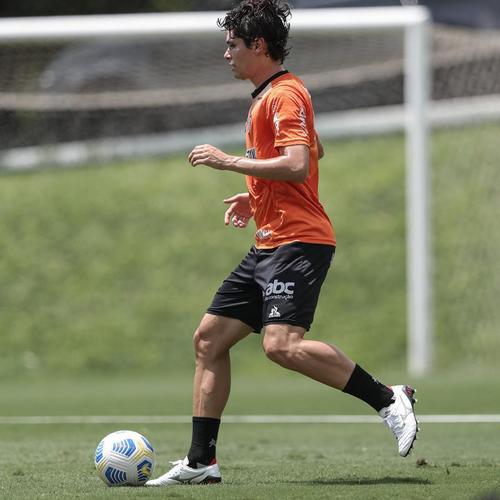 Após a vitória por 2 a 1 sobre o Cuiabá, neste domingo (24), pelo Campeonato Brasileiro, o elenco do Atlético se reapresentou e treinou na tarde desta segunda-feira (25), na Cidade do Galo, em Vespasiano. As atividades visaram o duelo de volta da semifinal da Copa do Brasil, contra o Fortaleza, que ocorrerá na quarta-feira (27). Por ter vencido o jogo de ida por 4 a 0, no Mineirão, o Galo tem vaga encaminhada na decisão do principal torneio mata-mata do país.