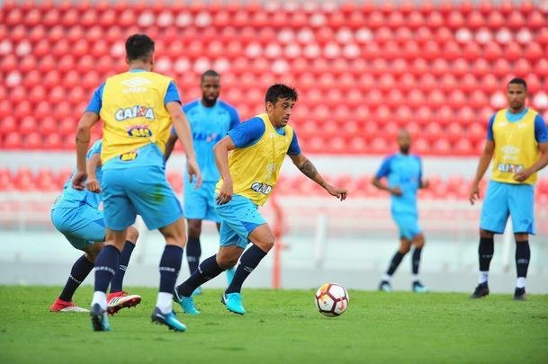 Fotos do treino do Cruzeiro no estdio Libertadores de Amrica, casa do Independiente, em Avellaneda. Time celeste fechou preparao para o jogo contra o Racing, s 21h30 desta tera-feira, no El Cilindro, pela primeira rodada do Grupo 5 da Copa Libertadores (Ramon Lisboa/EM D.A Press)