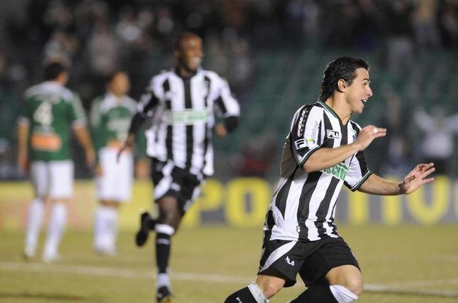 2010 - Figueirense e Bragantino tiveram as melhores defesas em 2010, com 37 gols sofridos. O Figueira subiu como vice-campe�o, mas o Braga acabou na oitava posi��o e seguiu na S�rie B