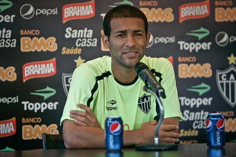 Pierre - Contratado nos ltimos dias de mercado de transferncia em 2011, o volante se tornou um dolo do Atltico. Com grande poder de marcao e muita raa, logo caiu nas graas da torcida atleticana e ganhou o apelido de 'Pitbull'. Nos anos seguintes, foi titular absoluto do Galo e pea fundamental na conquista da Libertadores. Em 2014, perdeu um pouco de espao e no foi titular nos ltimos jogos da campanha pica do ttulo da Copa do Brasil. O incio de 2015 foi de poucas oportunidades na equipe e o jogador acertou de forma amigvel a sua resciso com a diretoria. Foram 170 partidas pelo Galo e cinco ttulos: Campeonato Mineiro (2012 e 2013), Copa Libertadores (2013), Recopa Sul-Americana (2014) e Copa do Brasil (2014).