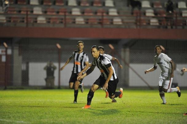 Villa Nova e Atltico se enfrentaram no Alapo do Bonfim, em Nova Lima, pelo Campeonato Mineiro
