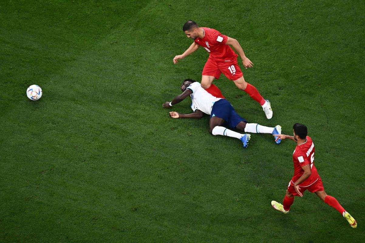 Inglaterra e Ir, no primeiro jogo do Grupo B da Copa do Mundo.