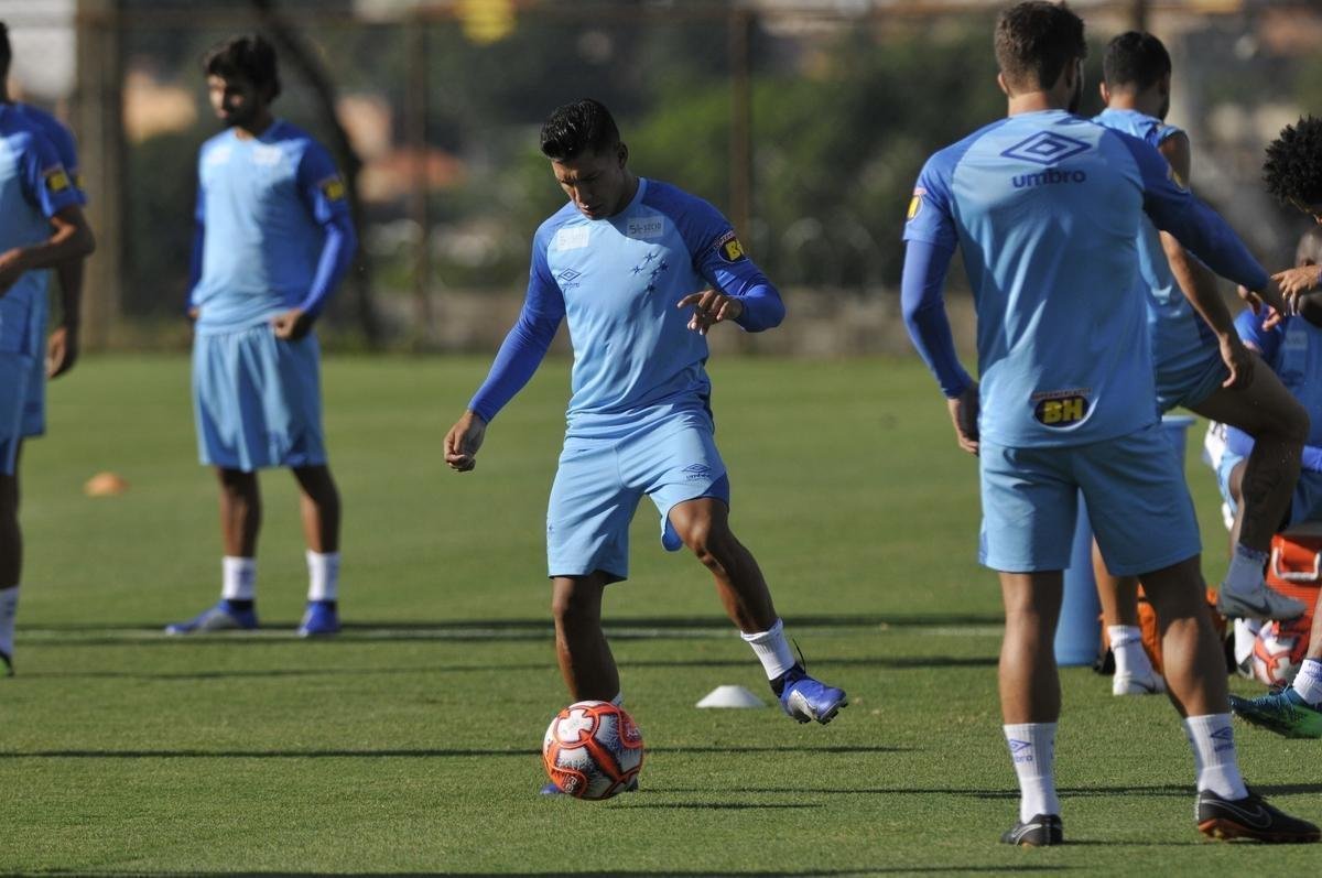 Treino do Cruzeiro nesta segunda marcou o batismo do colombiano Luis Orejuela, reforo para 2019